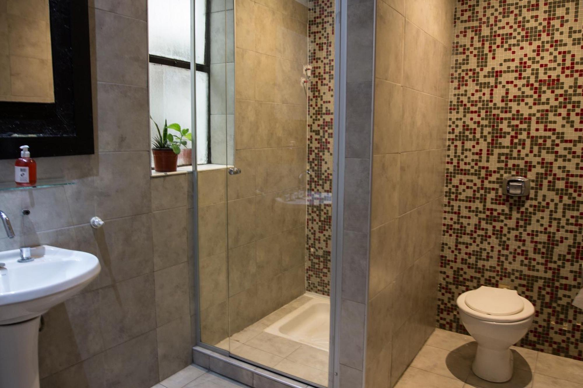 Quarto Triplo com Banheiro Privativo